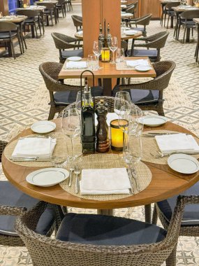 Denizde, Atlantik Okyanusu -11 Ocak 2025: Bir yolcu gemisi restoranında akşam yemeği için masalar hazırlandı