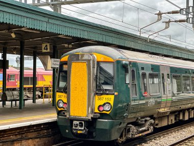 Didcot, Oxfordshire, İngiltere - 3 Temmuz 2024: Didcot Park İstasyonu 'na vardıktan sonra peron boyunca tekerlekli bavul çeken kişi,