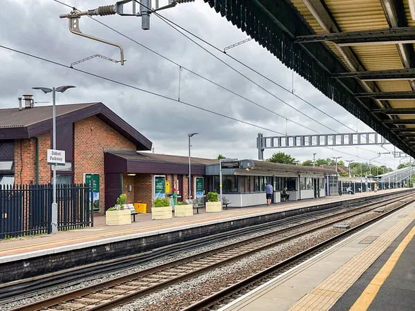 Didcot, Oxfordshire, İngiltere - 3 Temmuz 2024: Didcot Park İstasyonu 'na vardıktan sonra peron boyunca tekerlekli bavul çeken kişi,