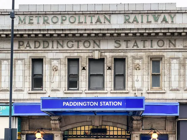 Londra, İngiltere, İngiltere - 24 Ağustos 2023: Metropolitan Demiryolu 'nun bir parçasıyken Londra Paddington istasyonunun orijinal girişinin ön görüntüsü