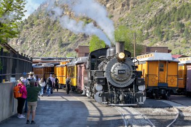 Durango, Colorado, ABD - 23 Mayıs 2025: Durango ve Silverton dar ölçü demiryollarındaki eski buhar motoru Durango 'nun merkezindeki istasyondan ayrılıyor.