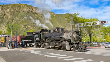 Durango, Colorado, ABD - 23 Mayıs 2025: Durango ve Silverton dar ölçü demiryollarındaki eski buhar motoru Durango 'nun merkezindeki istasyondan ayrılıyor.
