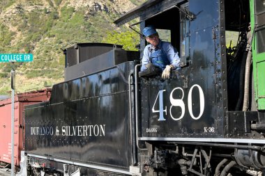 Durango, Colorado, ABD - 23 Mayıs 2025: Durango ve Silverton dar gösterge demiryolu üzerinde eski bir buhar makinesinde sürücünün taksisinin yakın görüntüsü Durango 'dan ayrılıyor.