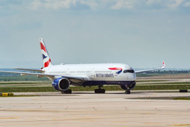 Denver, Colorado, ABD - 4 Haziran 2025: Airbus A350 yolcu uçağı (ruhsat G-XWBM) Denver Uluslararası Havalimanı 'na indikten sonra British Airways tarafından havalimanına taksiyle inmiştir..