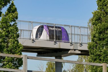 Londra, İngiltere, İngiltere - 20 Mayıs 2025: Terminal 5 ile Londra Heathrow Havaalanı 'ndaki bir otopark arasındaki sürücüsüz POD servis aracı
