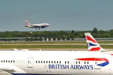 Londra, İngiltere, İngiltere - 20 Mayıs 2025: British Airways uçakları Londra Heathrow Havalimanı 'nda iniş yaptı..