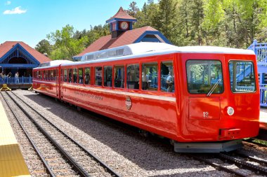 Manitou Springs, Colorado, ABD - 21 Mayıs 2025: Manitou ve Pike 's Peak Cog tren yolu, Dağın eteğindeki ana istasyon platformlarından birinin yanında.