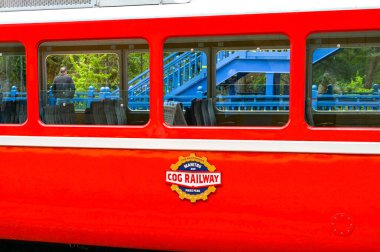 Manitou Springs, Colorado, ABD - 21 Mayıs 2025: Manitou ve Pike 's Peak tren yolu üzerindeki bir vagonun yan görüntüsü