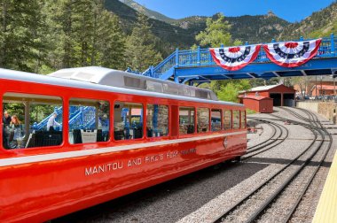 Manitou Springs, Colorado, ABD - 21 Mayıs 2025: Manitou ve Pike 's Peak Cog tren yolu, dağın eteğindeki merkez istasyon.