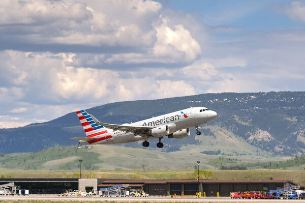 Джексон Хоул, штат Юта, США - 27 мая 2025 года: Airbus A319 (регистрационный номер N9006), эксплуатируемый American Airlines, взлетает из аэропорта Джексон Хоул