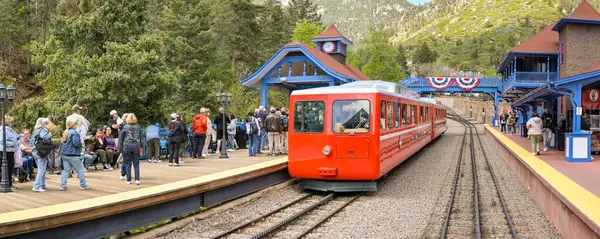 Manitou Springs, Colorado, ABD - 21 Mayıs 2025: Manitou ve Pike 's Peak Cog tren yolunun dağ eteğindeki merkez istasyonu panoramik manzarası.