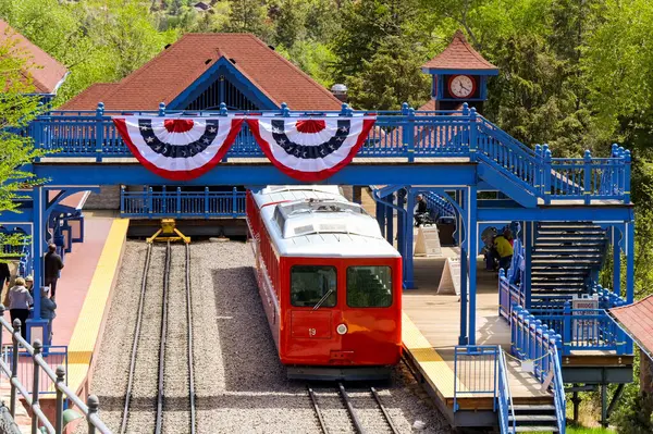Manitou Springs, Colorado, ABD - 21 Mayıs 2025: Manitou ve Pike 's Peak Cog tren yolu, Dağın eteğindeki ana istasyon platformlarından birinin yanında.