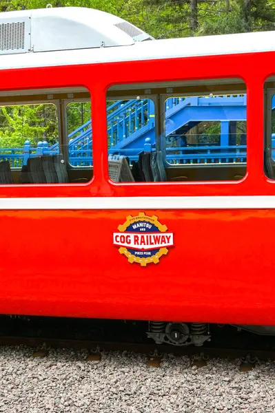 Manitou Springs, Colorado, ABD - 21 Mayıs 2025: Manitou ve Pike 's Peak tren yolu üzerindeki bir vagonun yan görüntüsü