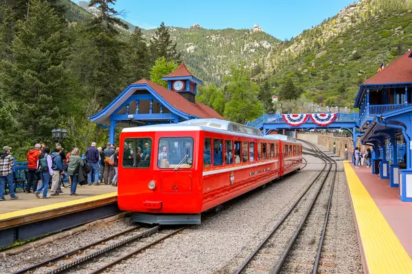 Manitou Springs, Colorado, ABD - 21 Mayıs 2025: Manitou ve Pike 's Peak Cog tren yolu, Dağın eteğindeki ana istasyon platformlarından birinin yanında.