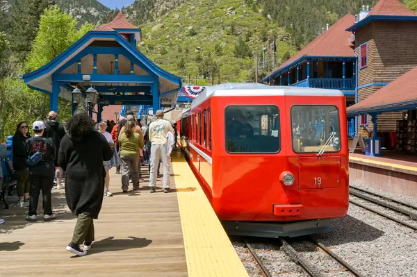 Manitou Springs, Colorado, ABD - 21 Mayıs 2025: İnsanlar Manitou ve Pike 's Peak Cog tren yolunda dağın eteğindeki merkez istasyonda trene yetişiyor.