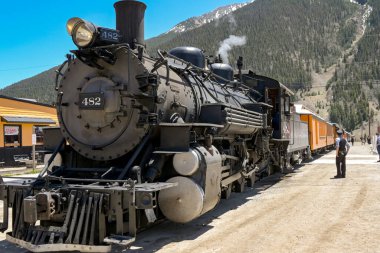 Silverton, Colorado, ABD - 23 Mayıs 2025: Silverton 'daki Durango ve Silverton dar göstergelerindeki eski bir buhar makinesinin yakın görüntüsü