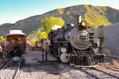 Durango, Colorado, ABD - 24 Mayıs 2025: Durango ve Silverton dar göstergeli demiryolu üzerinde antika bir buhar makinesinin ön görüntüsü