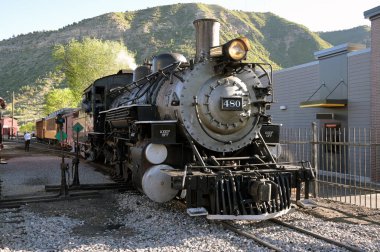 Durango, Colorado, ABD - 24 Mayıs 2025: Durango ve Silverton dar gösterge demiryollarında Durango 'da bir yan hat üzerinde klasik bir buhar makinesinin ön görüntüsü