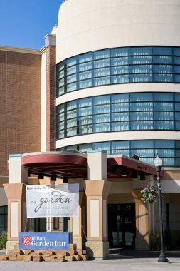 Ogden, Utah, ABD - 26 Mayıs 2025: Ogden şehir merkezindeki Hilton Garden Inn 'in dış görünümü.