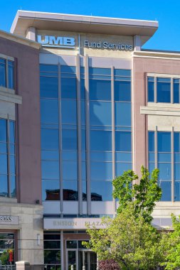 Ogden, Utah, ABD - 26 Mayıs 2025: Ogden şehir merkezindeki UMB Fon Hizmetleri 'nin dış görünümü.