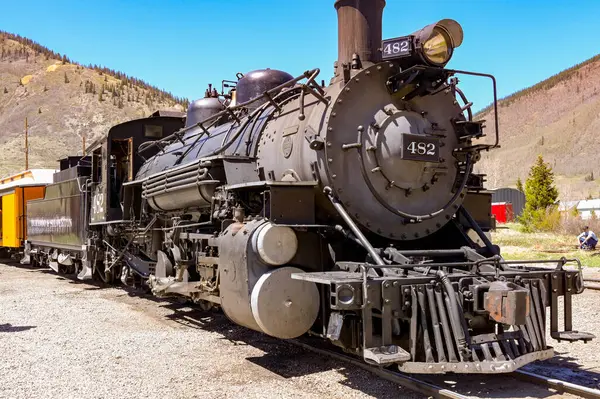 Silverton, Colorado, ABD - 23 Mayıs 2025: Turist Silverton 'daki Durango ve Silverton dar geçidinde eski bir buhar makinesinin fotoğrafını çekiyor