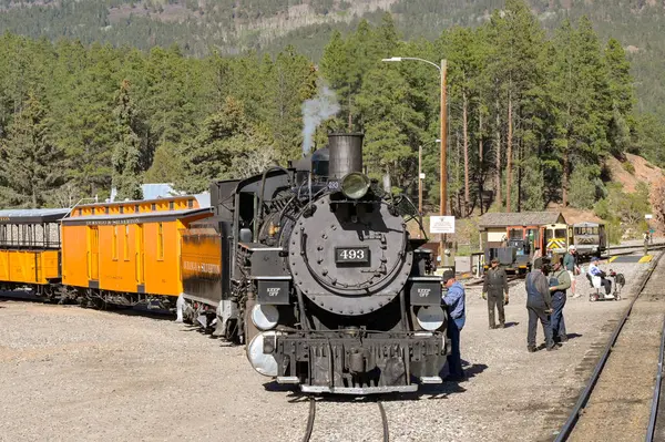 Rockwood, Colorado, ABD - 24 Mayıs 2025: Durango ve Silverton dar göstergeli demiryolu Rockwood 'da 493 numaralı vintage buhar motoru