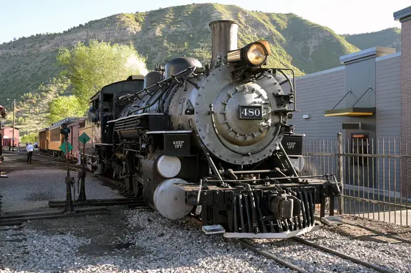 Durango, Colorado, ABD - 24 Mayıs 2025: Durango ve Silverton dar gösterge demiryollarında Durango 'da bir yan hat üzerinde klasik bir buhar makinesinin ön görüntüsü