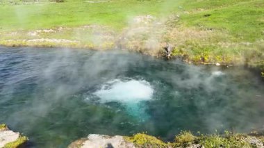 Yellowstone Ulusal Parkı 'ndaki Terrace Springs' teki kaynayan bir kaplıcadan kaynayan su havuzunun yakın görüntüsü.