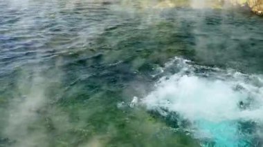 Yellowstone Ulusal Parkı 'ndaki Terrace Springs' teki kaynayan bir kaplıcadan kaynayan su havuzunun yakın görüntüsü.