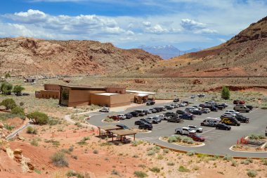 Moab, Utah, ABD - 25 Mayıs 2025: Moab Arches Ulusal Parkı girişindeki ziyaretçi merkezi ve otoparkın manzarası yükseltildi