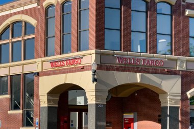 Durango, Colorado, ABD - 23 Mayıs 2025: Durango şehir merkezi yakınlarındaki Wells Fargo Bank 'ın dış görünümü.