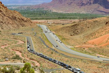 Moab, Utah, ABD - 25 Mayıs 2025: Moab 'daki Arches Ulusal Parkı' na girmek için kuyruğa giren arabaların hava görüntüsü