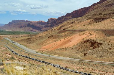 Moab, Utah, ABD - 25 Mayıs 2025: Moab 'daki Arches Ulusal Parkı' na girmek için kuyruğa giren arabaların hava görüntüsü