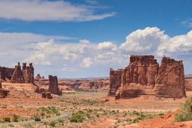 Moab, Utah, ABD - 25 Mayıs 2025: Moab 'daki Arches Ulusal Parkı' nda muhteşem bir manzaranın içinden geçen araba