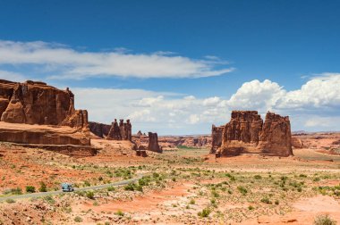 Moab, Utah, ABD - 25 Mayıs 2025: Moab 'daki Arches Ulusal Parkı' nda muhteşem manzara manzarasından geçen bir kamp aracı