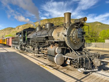 Durango, Colorado, ABD - 23 Mayıs 2025: Durango ve Silverton dar ölçü demiryollarındaki eski buhar motoru Durango 'nun merkezindeki istasyondan ayrılıyor.