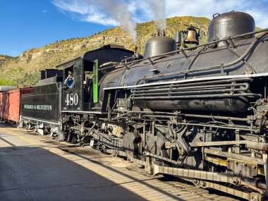 Durango, Colorado, ABD - 23 Mayıs 2025: Durango ve Silverton dar ölçü demiryollarındaki eski buhar motoru Durango 'nun merkezindeki istasyondan ayrılıyor.