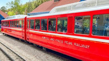 Manitou Springs, Colorado, ABD - 21 Mayıs 2025: Manitou ve Pike 's Peak Cog tren yolu üzerinde trenler dağın eteğindeki merkez istasyonda.