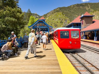 Manitou Springs, Colorado, ABD - 21 Mayıs 2025: İnsanlar Manitou ve Pike 's Peak Cog tren yolunda dağın eteğindeki merkez istasyonda trene yetişiyor.