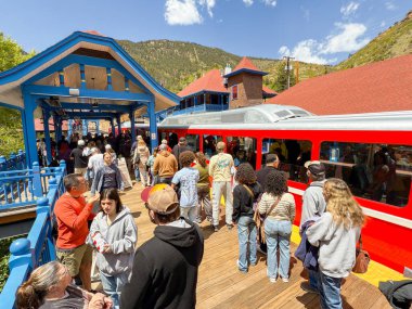 Manitou Springs, Colorado, ABD - 21 Mayıs 2025: İnsanlar Manitou ve Pike 's Peak Cog tren yolunda dağın eteğindeki merkez istasyonda trene yetişiyor.