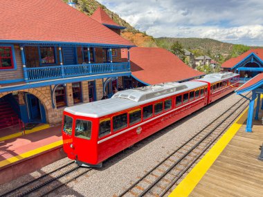 Manitou Springs, Colorado, ABD - 21 Mayıs 2025: Manitou ve Pike 's Peak Cog tren yolu, Dağın eteğindeki ana istasyon platformlarından birinin yanında.