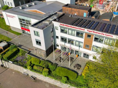 Treforest, Pontypridd, Galler, İngiltere - 19 Haziran 2025: Güney Galler Üniversitesi kampüsünün İşletme Fakültesi binasının havadan görünüşü
