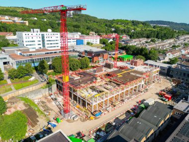 Treforest, Pontypridd, Galler, İngiltere - 19 Haziran 2025: Treforest 'deki Güney Galler Üniversitesi kampüsünde inşa edilen yeni bir binanın havadan görünüşü