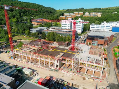Treforest, Pontypridd, Galler, İngiltere - 19 Haziran 2025: Treforest 'deki Güney Galler Üniversitesi kampüsünde inşa edilen yeni bir binanın havadan görünüşü