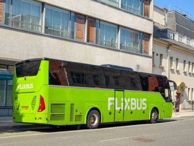 Cardiff, Wales, İngiltere - 18 Haziran 2025: Bütçe koçu Flixbus tarafından işletilen bir ekspres otobüsün yan görüntüsü Cardiff City Cnetre 'de durdu