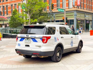 Denver, Colorado, ABD - 2 Haziran 2025: (124) Denver Polis Departmanı devriye arabası şehir merkezinde devriye geziyor..