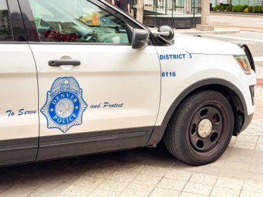Denver, Colorado, ABD - 2 Haziran 2025: (124) Denver Polis Departmanı devriye arabası şehir merkezinde devriye geziyor..