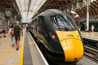 Londra, İngiltere, İngiltere - 4 Temmuz 2025: Sınıf 800 yüksek hızlı tren Londra Paddington tren istasyonunda bir platformun yanında. Tren Great Western Railway GWR tarafından işletiliyor..