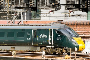 Londra, İngiltere, İngiltere - 4 Temmuz 2025: 800 sınıfı yüksek hızlı tren Londra Paddington tren istasyonuna yaklaşıyor. Tren Great Western Railway GWR tarafından işletiliyor..