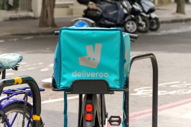 Londra, İngiltere, İngiltere - 4 Temmuz 2025: Londra 'nın merkezinde Teslimat için paket yiyecek getiren bir bisikletin arkasındaki yalıtılmış konteynır.